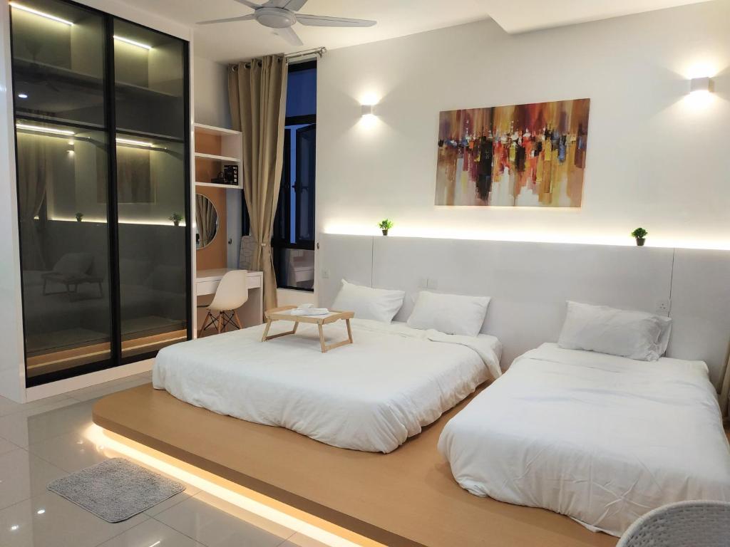 Duas camas num quarto com paredes brancas em Twin Tower Johor custom Ciq Nearest walk by YHA em Johor Bahru