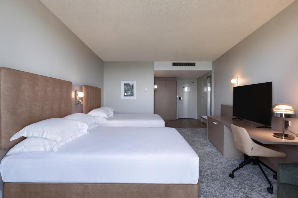 Postel nebo postele na pokoji v ubytování Hilton Garden Inn Darwin