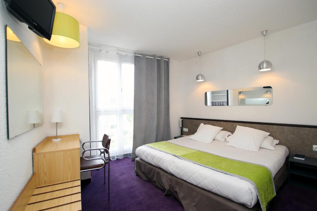 Postel nebo postele na pokoji v ubytování Hôtel Peyramale
