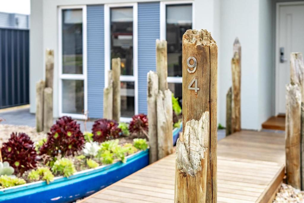 een houten hek met een tuin voor een huis bij 94 Blanche Parade, Hindmarsh Island in Hindmarsh Island