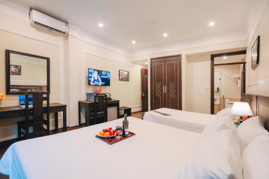 Postel nebo postele na pokoji v ubytování Ha Noi Lake View Hotel & Travel