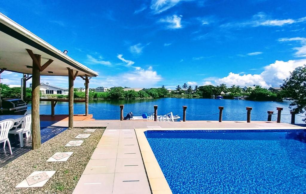 una piscina con vistas al río en Waterfront Sunset Apartment in Fantasy Island Nadi en Nadi