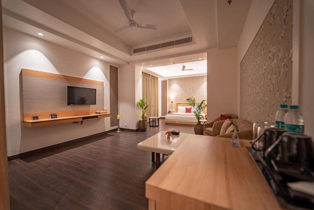 TV a/nebo společenská místnost v ubytování Palasa Hotel