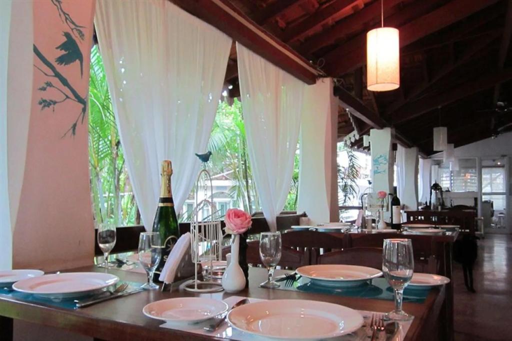 Nápoje v ubytování The Tamarind Hotel - A Boutique Heritage Stay, Anjuna - Goa
