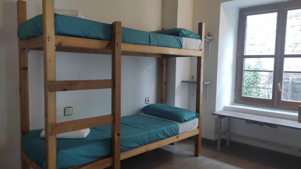 Gambar di galeri bagi Cama Hab Compartida - Albergue Tritón Villanúa di Villanúa