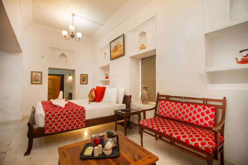 Postel nebo postele na pokoji v ubytování Amritara Chandra Mahal Haveli, Bharatpur