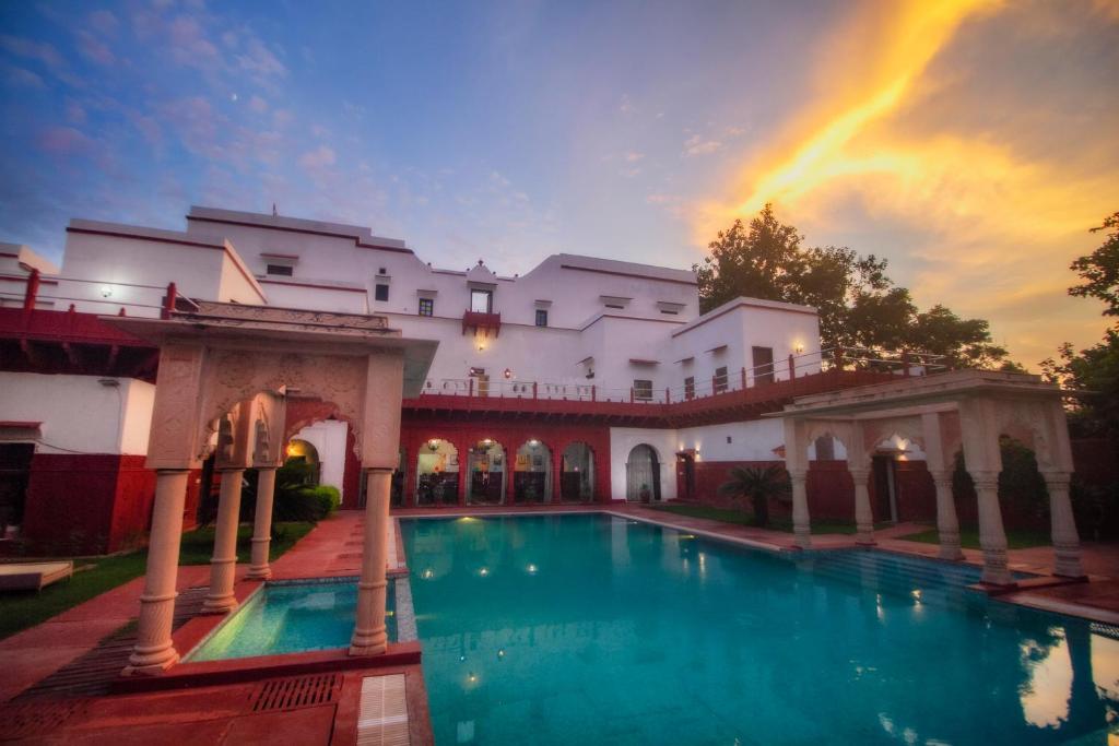 Bazén v ubytování Amritara Chandra Mahal Haveli, Bharatpur nebo v jeho okolí