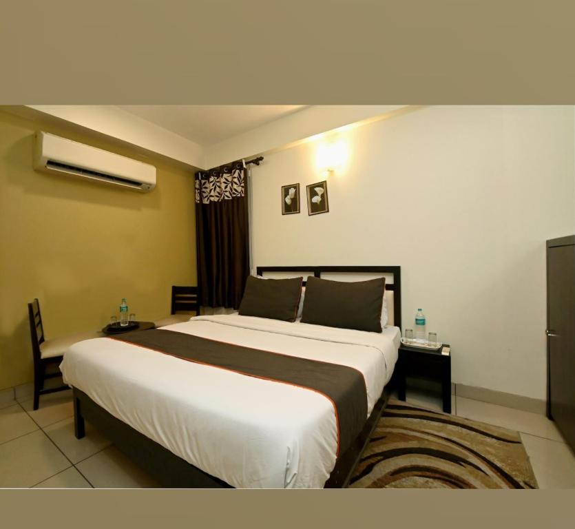 een slaapkamer met een groot wit bed in een kamer bij Hotel singh palace in Jaipur