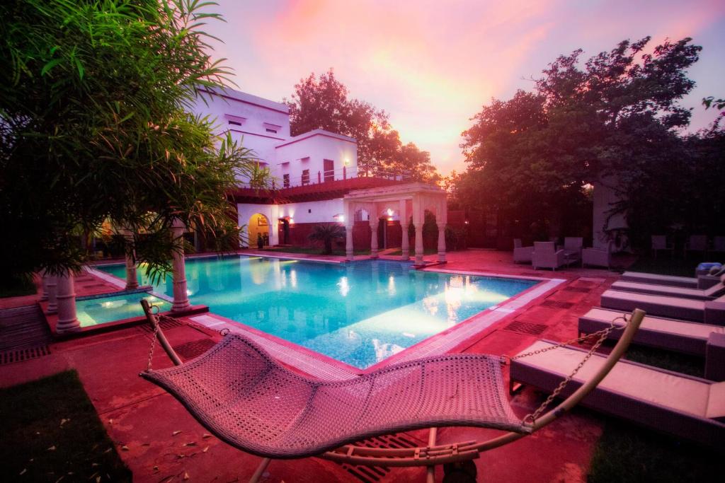 Bazén v ubytování Amritara Chandra Mahal Haveli, Bharatpur nebo v jeho okolí