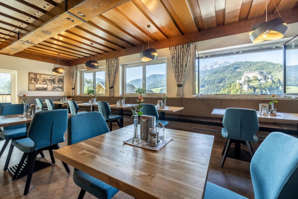 Nespecifikovaný výhled na hory nebo výhled na hory při pohledu z hotelu