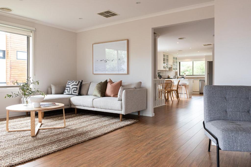 Posezení v ubytování Brooklyn Beach Abode Walk to the beach