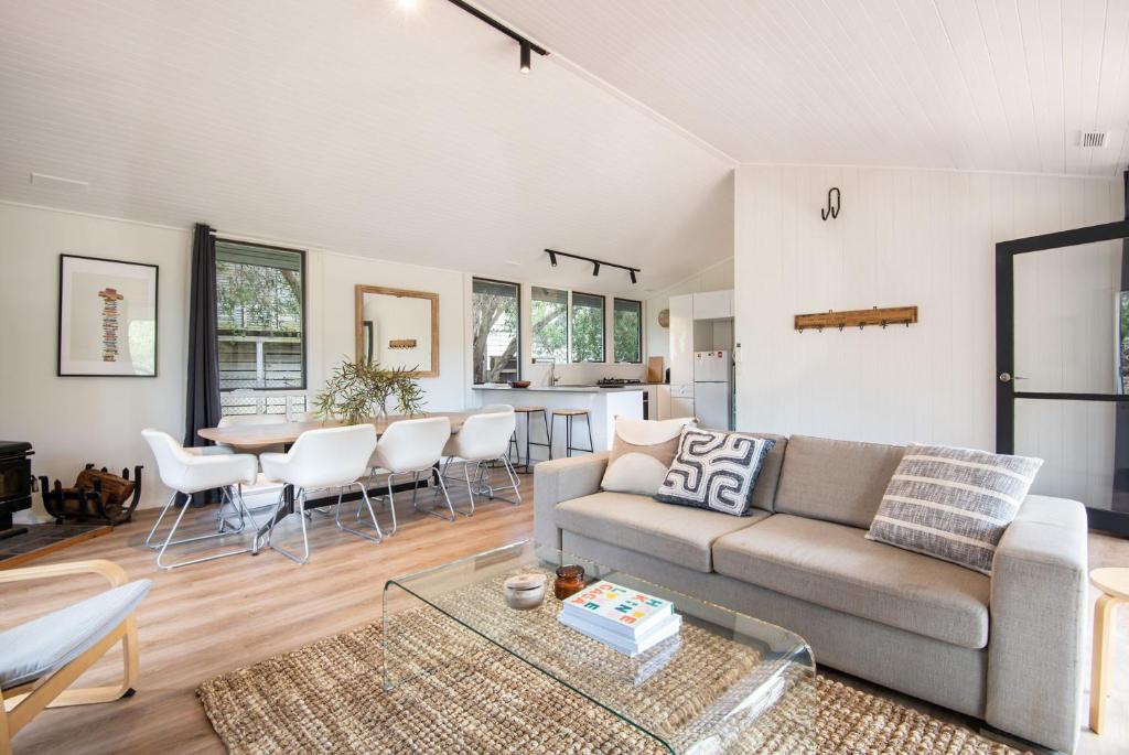 een woonkamer met een bank en een tafel bij Carnoustie Log Cabin in Blairgowrie in Blairgowrie