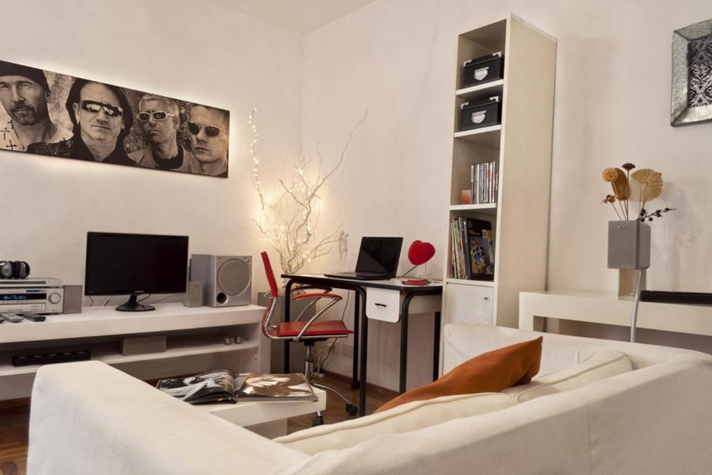 een woonkamer met een witte bank en een bureau bij Apartment Dr.Romulo Naon in Buenos Aires