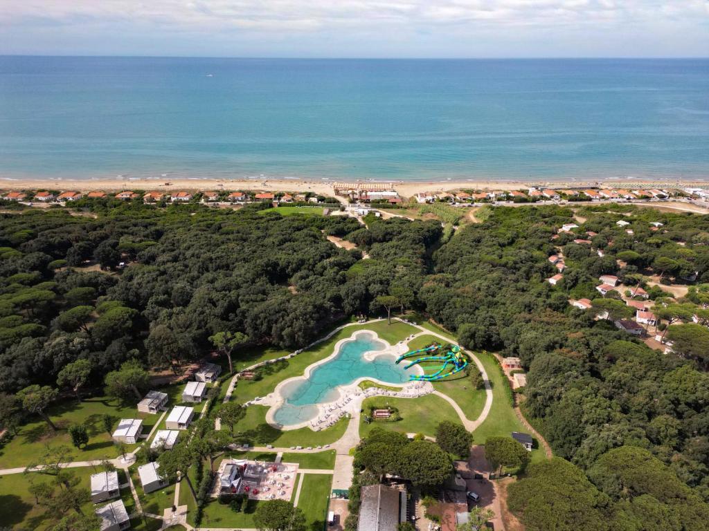 una vista aérea del complejo con el océano en el fondo en Parco Della Gallinara, en Lido dei Pini