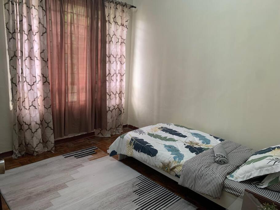 Postel nebo postele na pokoji v ubytování Tulip Hijau Homestay - Bukit Beruntung - 4Bedrooms