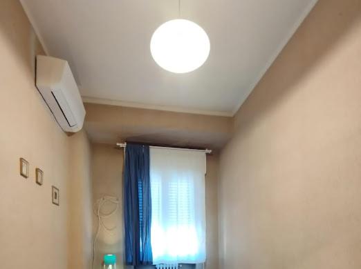 Cette chambre dispose d'un plafond avec une fenêtre et une lumière. dans l'établissement Ivo's Rooms, à Altopascio