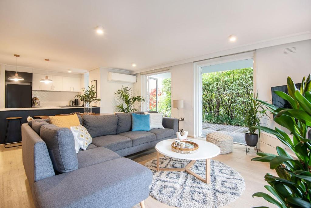 sala de estar con sofá y mesa en South Yarra Oasis Iconic city location, en Melbourne