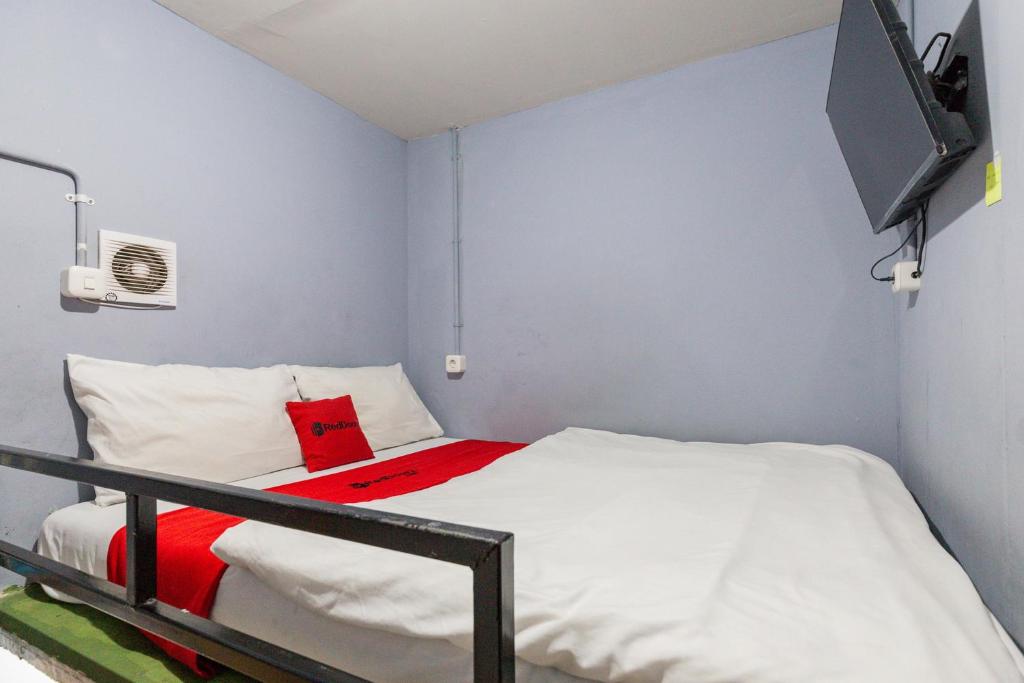 מיטה או מיטות בחדר ב-RedDoorz At Stariez Kemang