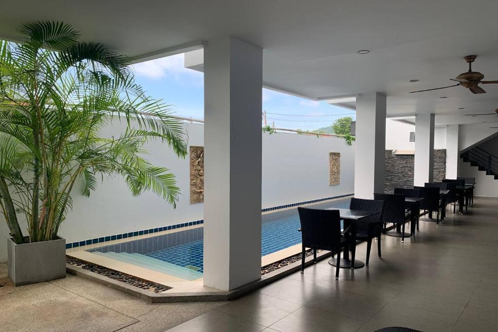 Bazén v ubytování One World One Home Naiharn Hotel nebo v jeho okolí