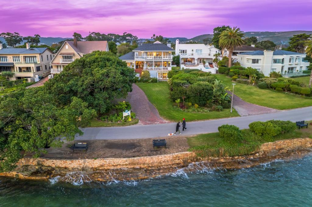 eine Luftansicht eines Wohnviertels mit Häusern in der Unterkunft The Knysna Belle Guest House in Knysna