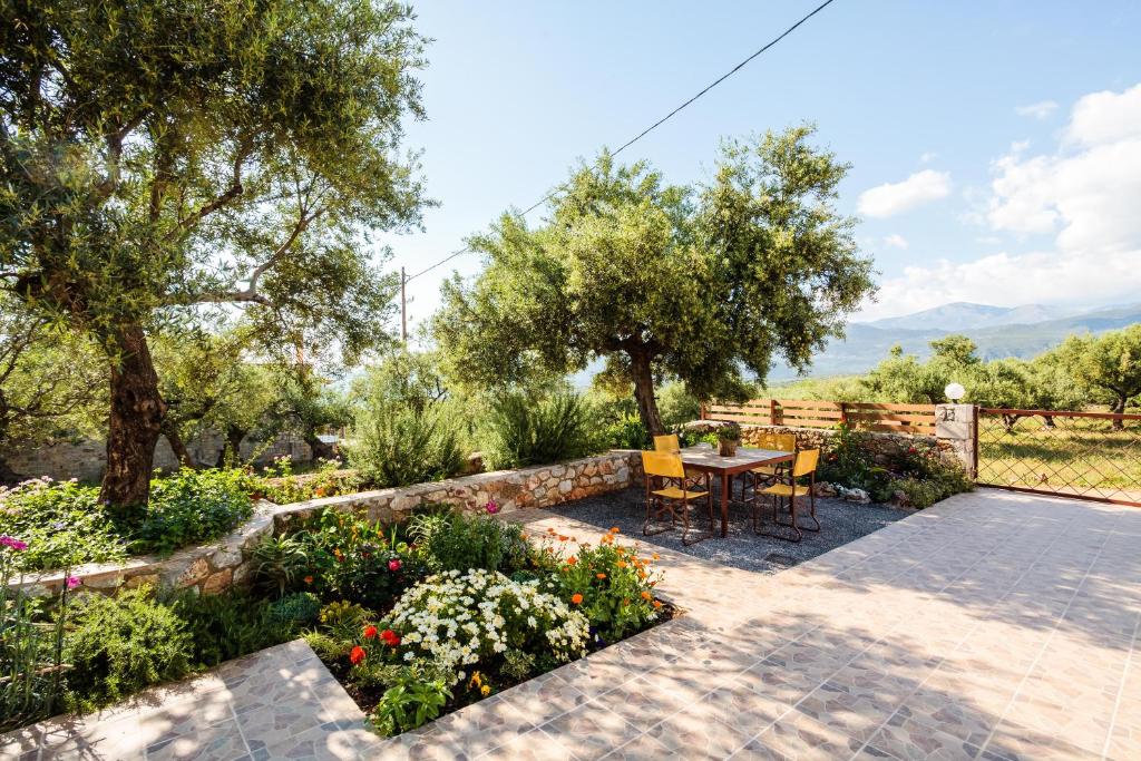 A garden outside Villa Armonia, Sunset View and Relaxing Beach Vibe