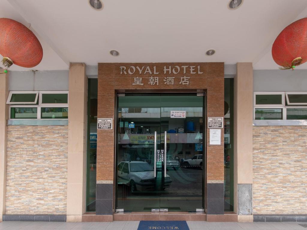 ein Hotel mit Drehtür in einem Gebäude in der Unterkunft Royal Hotel in Keningau
