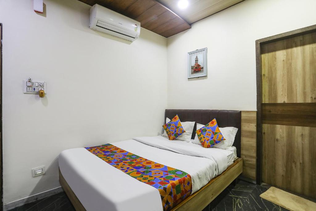 Кровать или кровати в номере FabHotel Vedanta Inn