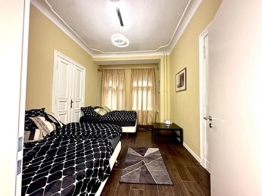 una camera con un letto e un divano di Schönes großes Apartment im Zentrum Berlins a Berlino