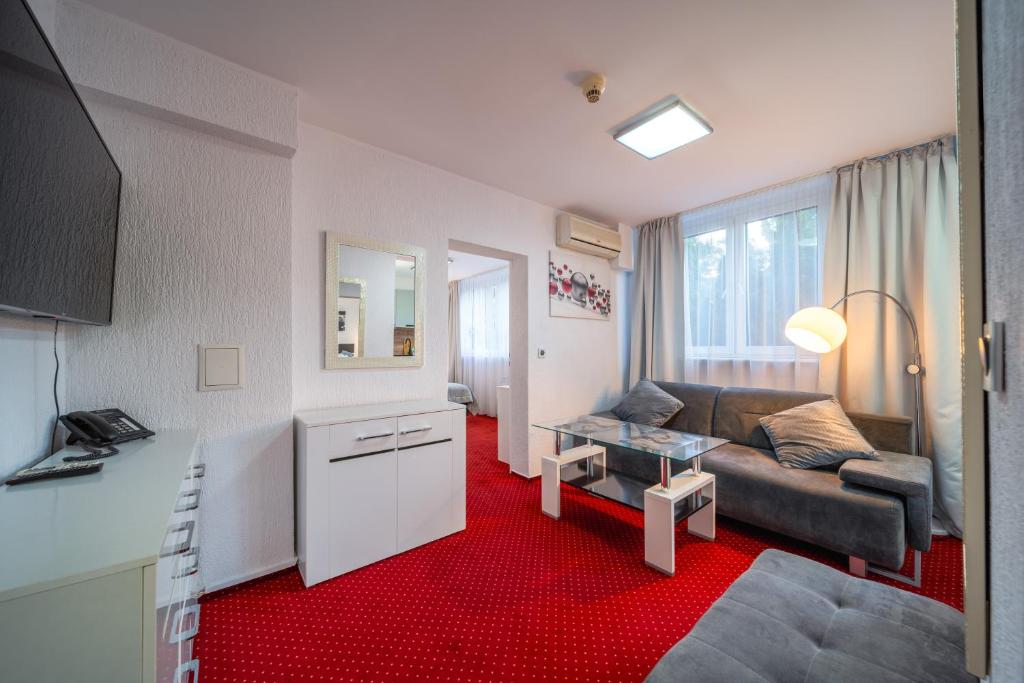 a living room with a couch and a table at Apartament Gromada Babimojska in Poznań