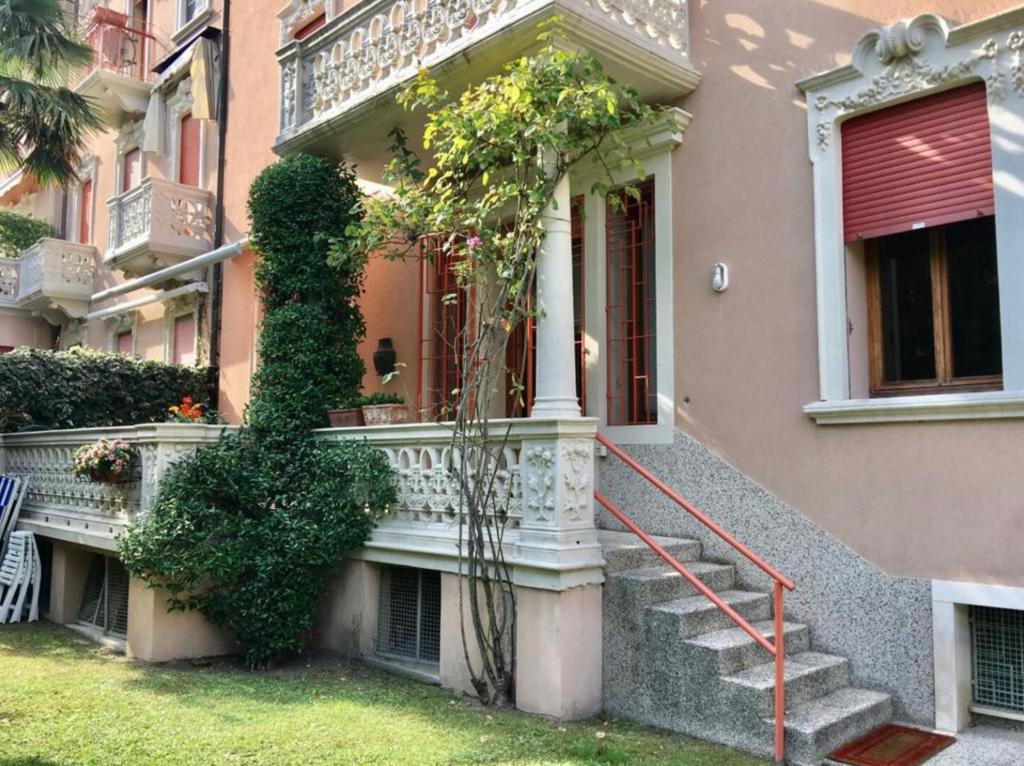 um edifício com escadas e plantas ao lado dele em Villa Marina em Lido di Venezia