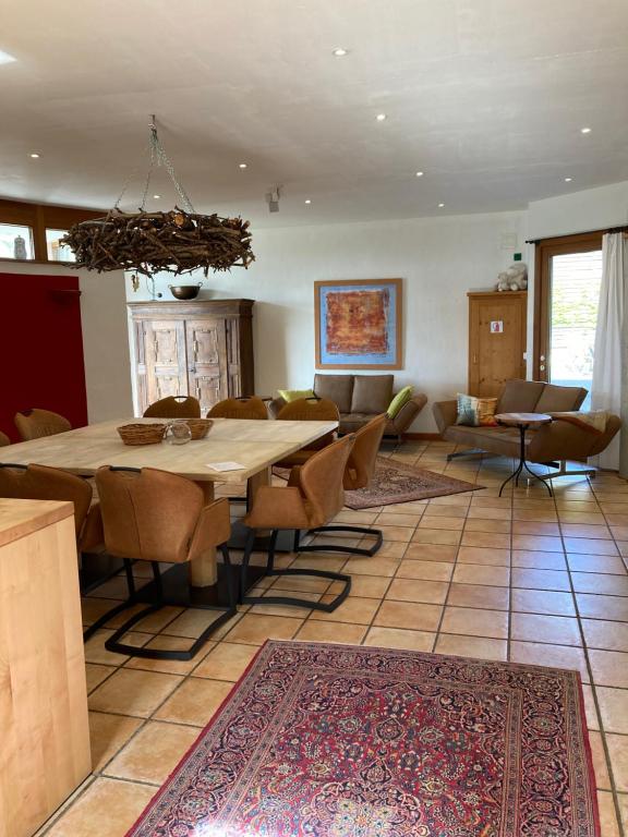 een woonkamer met een eettafel en stoelen bij PAULIS Vakantiehuis in Bullange