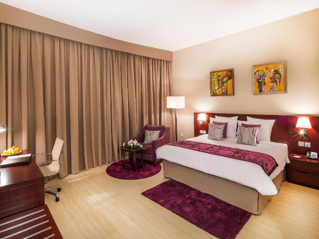 Postel nebo postele na pokoji v ubytování V Hotel Fujairah