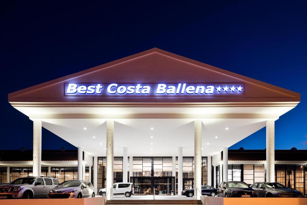 La mejor gasolinera de Costa Ballena por la noche. en Hotel Best Costa Ballena, en Costa Ballena