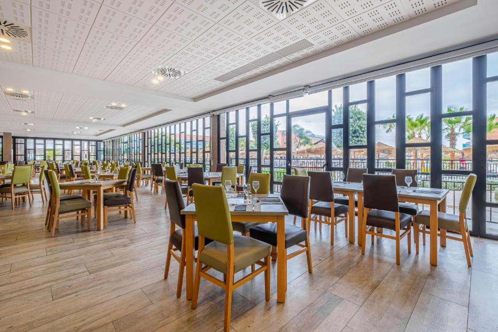 Un restaurante o sitio para comer en Hotel Best Costa Ballena