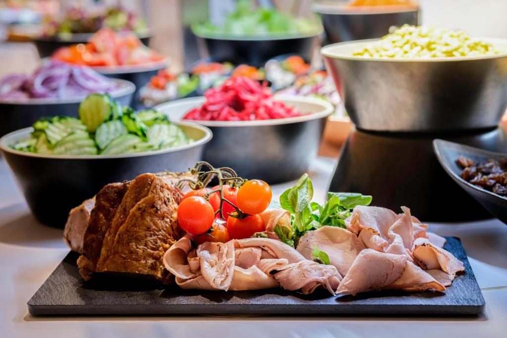Comida en o cerca de este hotel