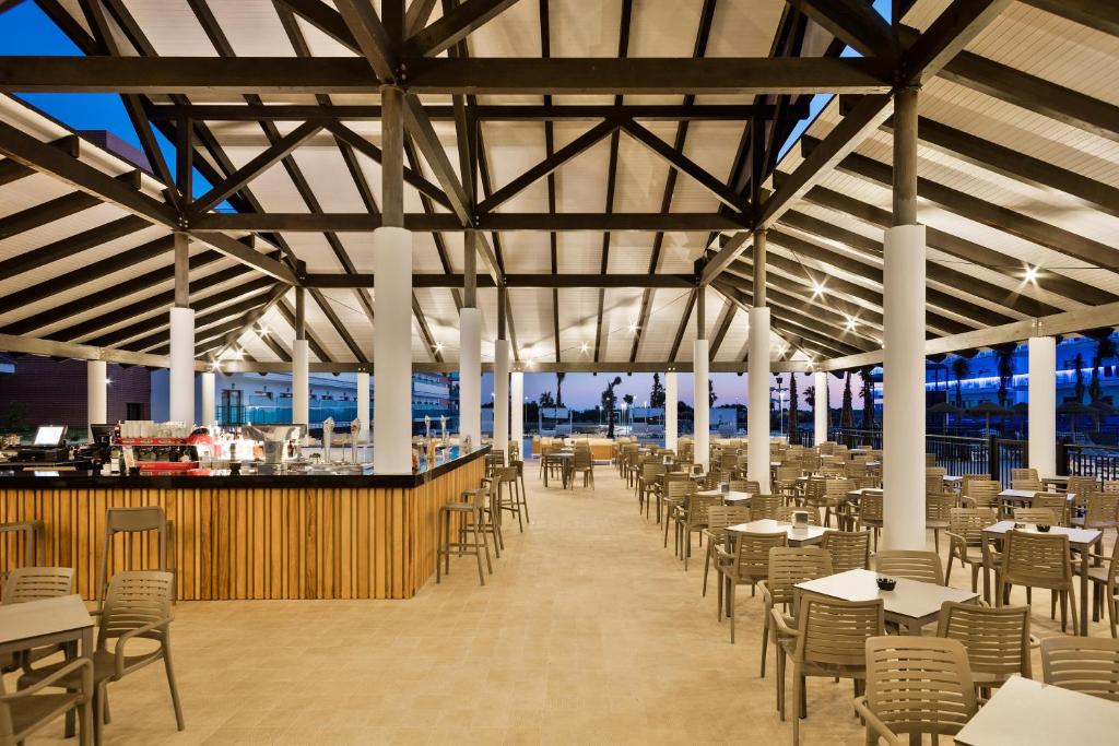 Un restaurante o sitio para comer en Hotel Best Costa Ballena