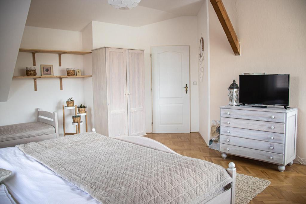 Postel nebo postele na pokoji v ubytování Apartmány u Petry