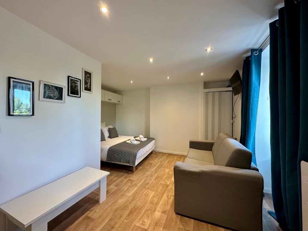 un salon avec un lit et un canapé ainsi qu'une chambre avec un lit dans l'établissement *Studio 3* Avenue Baudin - DABNB, à Limoges