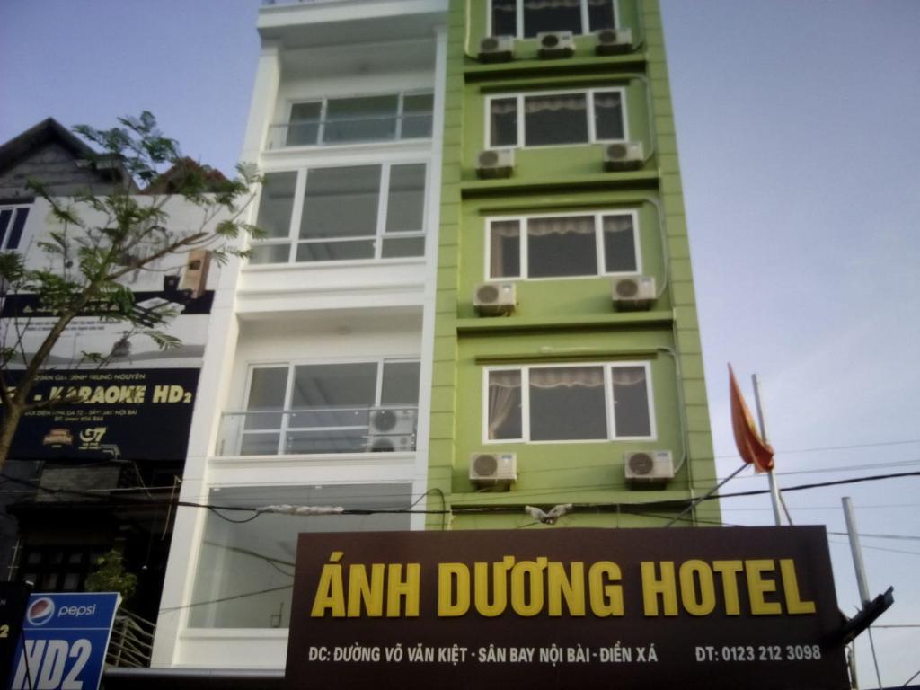 Thach LoiにあるAnh Duong Hotelの目の前の看板のある緑の建物