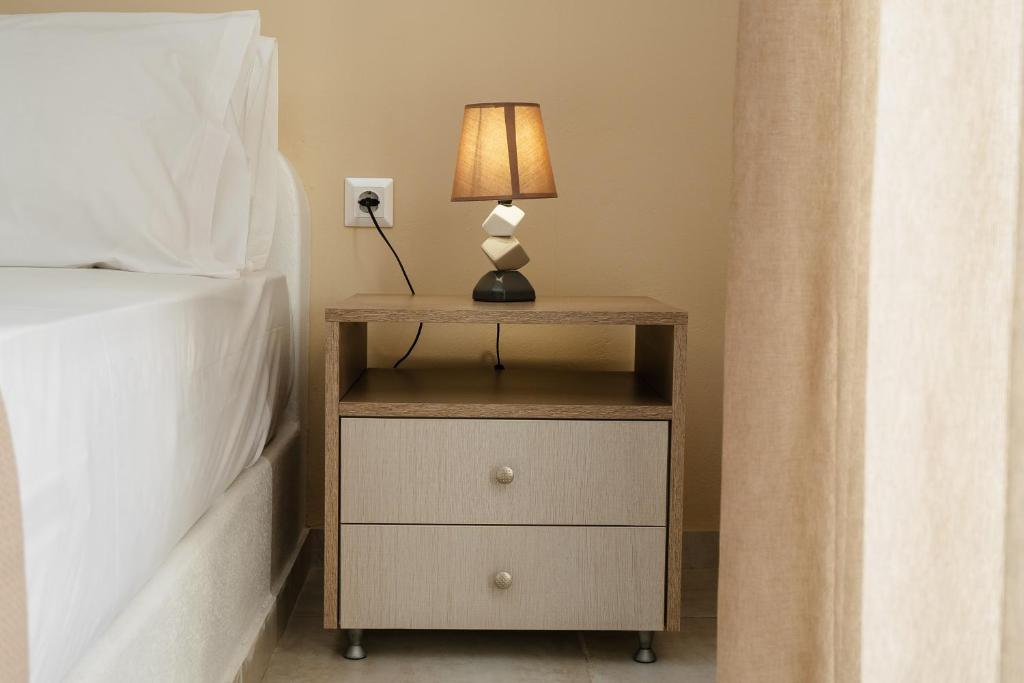 Postel nebo postele na pokoji v ubytování Evripus Suites
