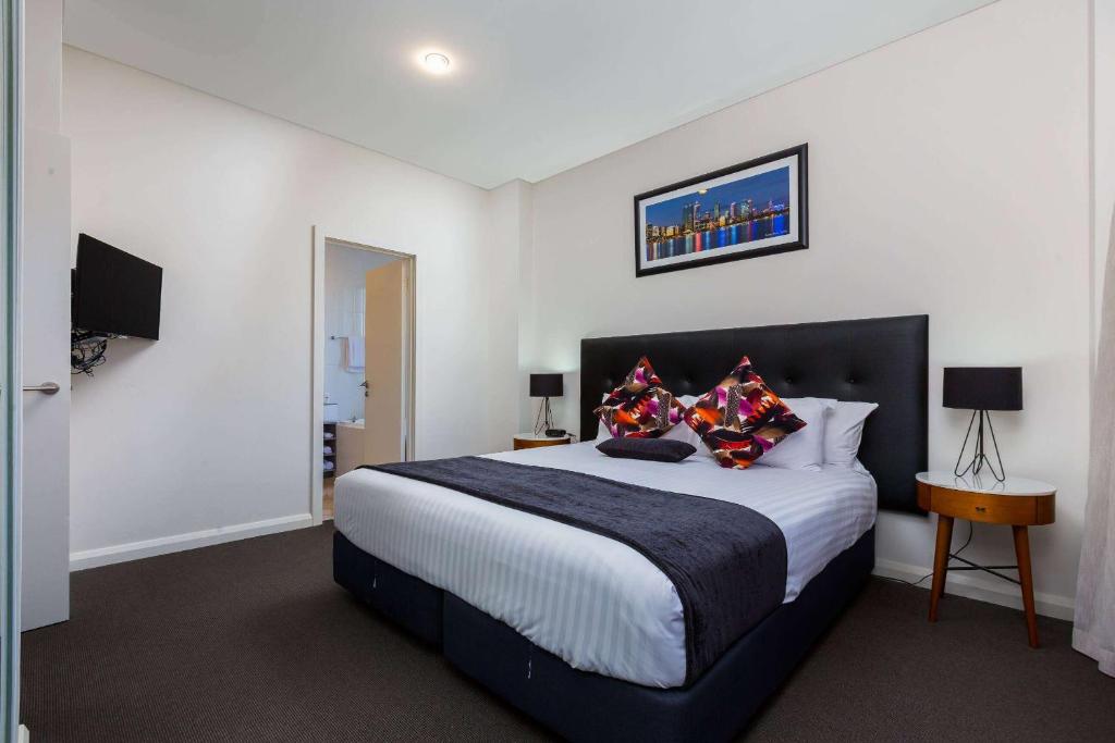 a bedroom with a large bed in a room at Club Wyndham Perth, Trademark Collection by Wyndham in Perth