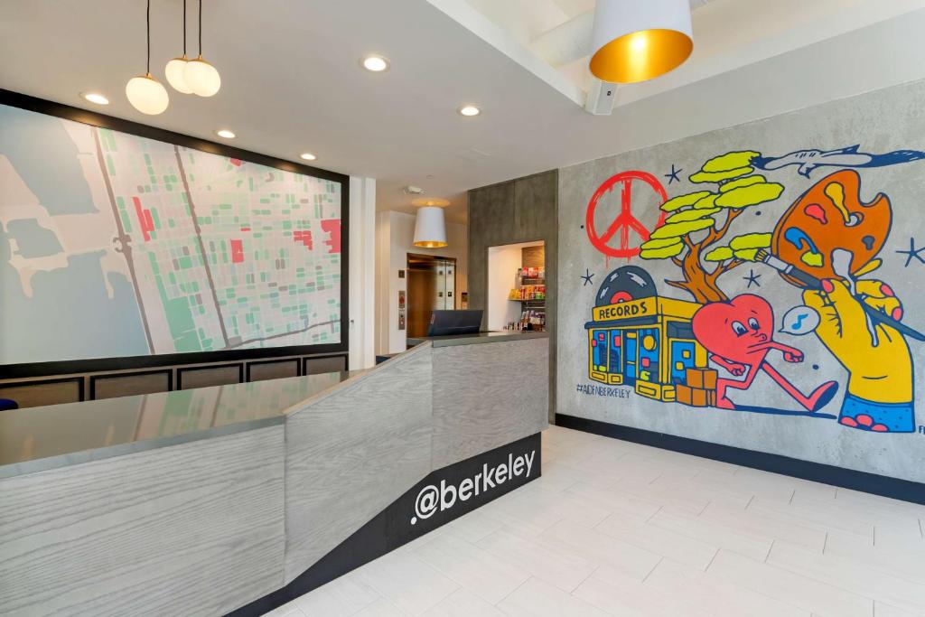 een lobby met een muur met graffiti erop bij Aiden by Best Western Berkeley in Berkeley