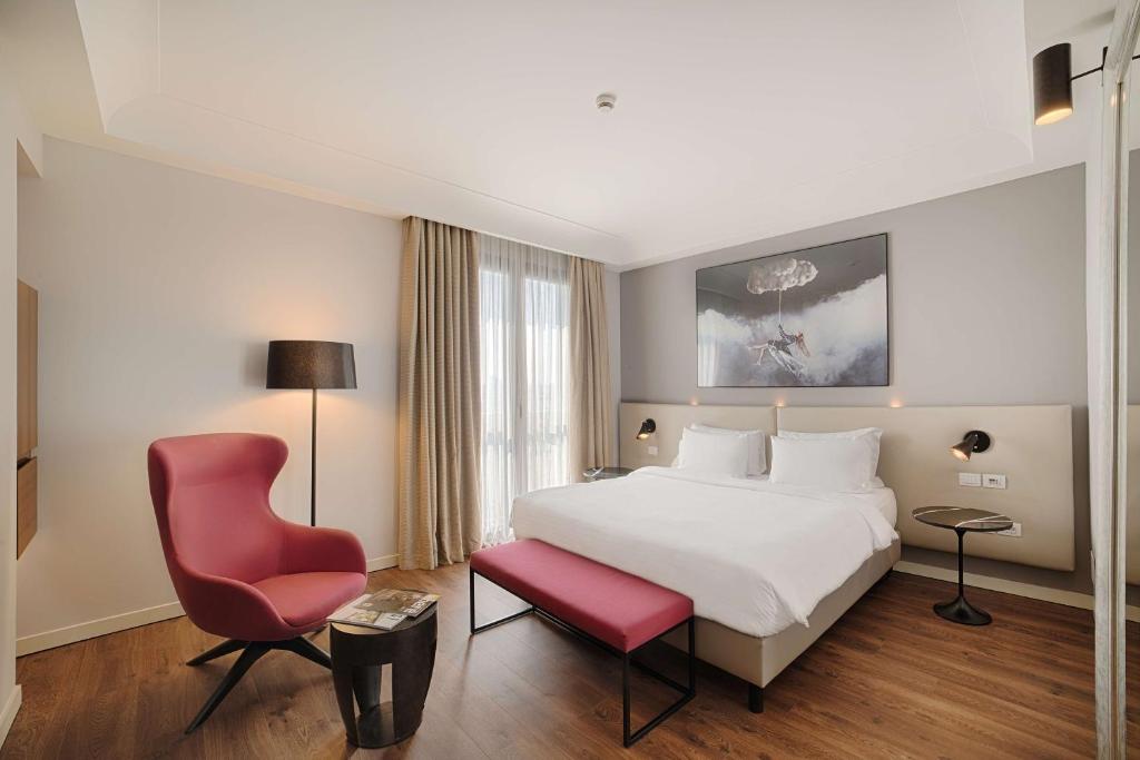 Postel nebo postele na pokoji v ubytování Radisson Blu Hotel Milan