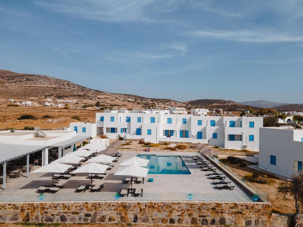 een luchtzicht op een hotel met een zwembad bij Evripus Suites in Kastraki Naxou