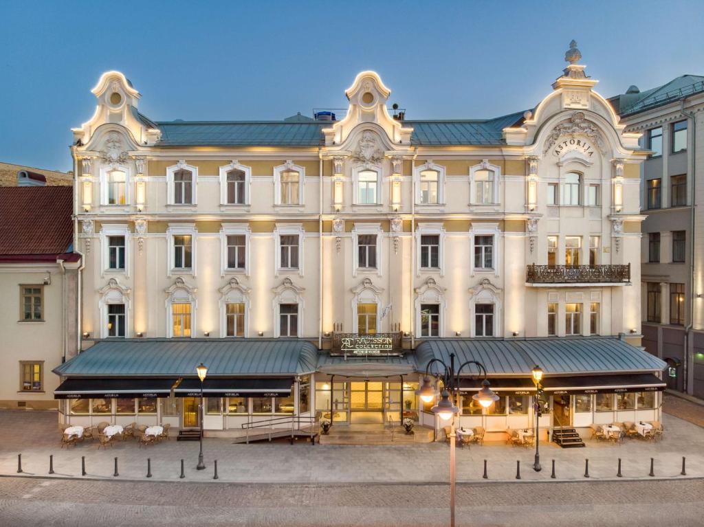 un gran edificio con una tienda delante en Radisson Collection Astorija Hotel, Vilnius en Vilna