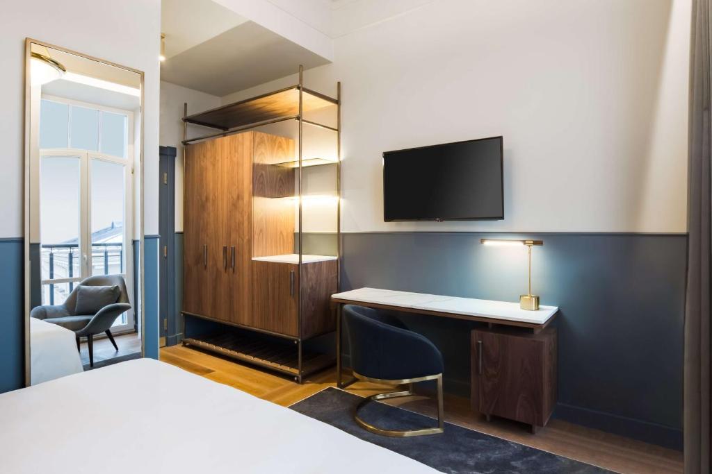 TV a/nebo společenská místnost v ubytování Radisson Collection Astorija Hotel, Vilnius