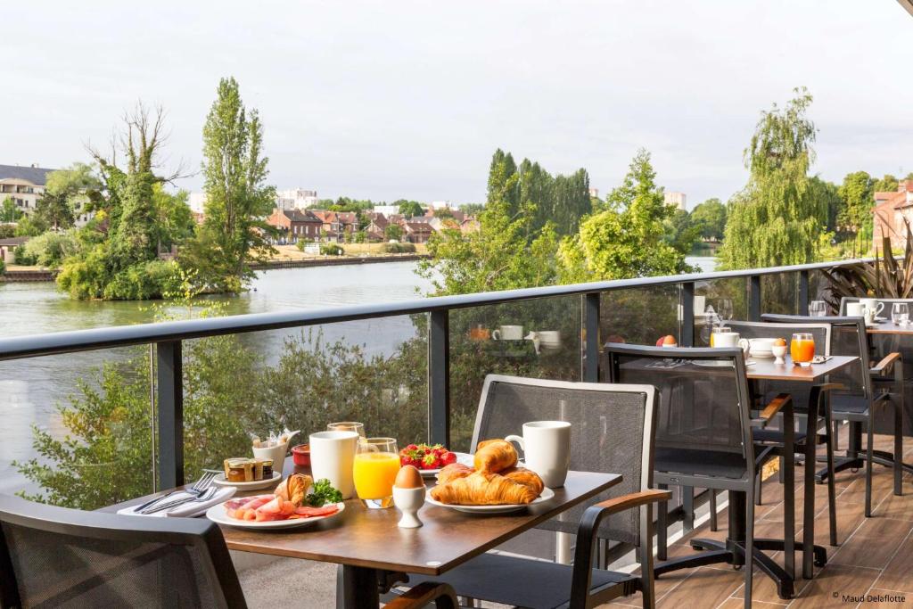 Výhled na řeku, která protéká v blízkosti hotelu