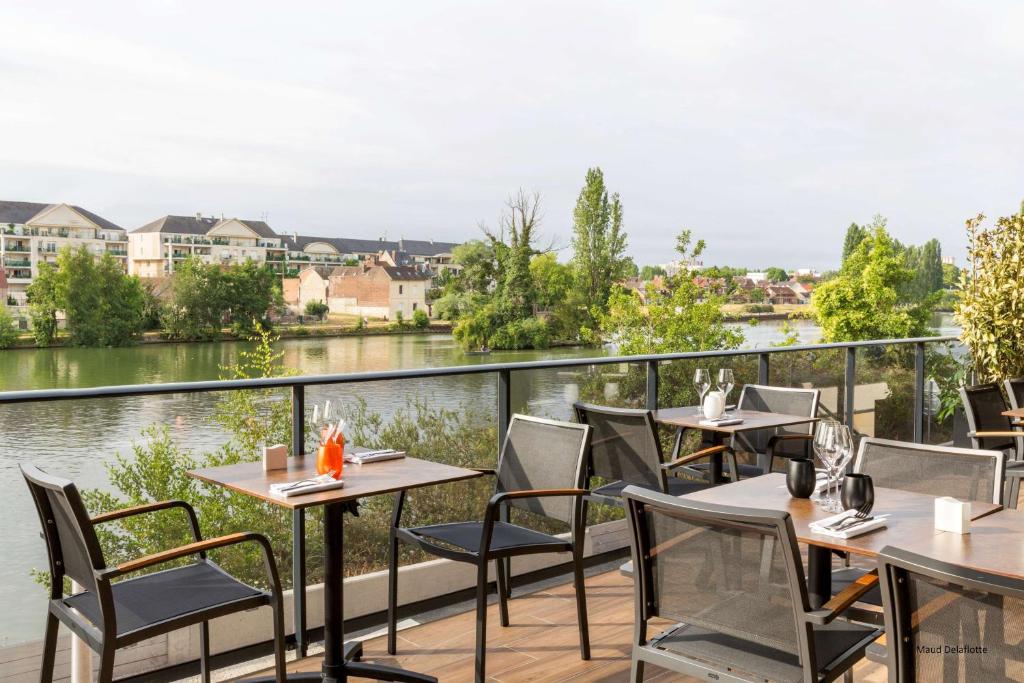 Výhled na řeku, která protéká v blízkosti hotelu