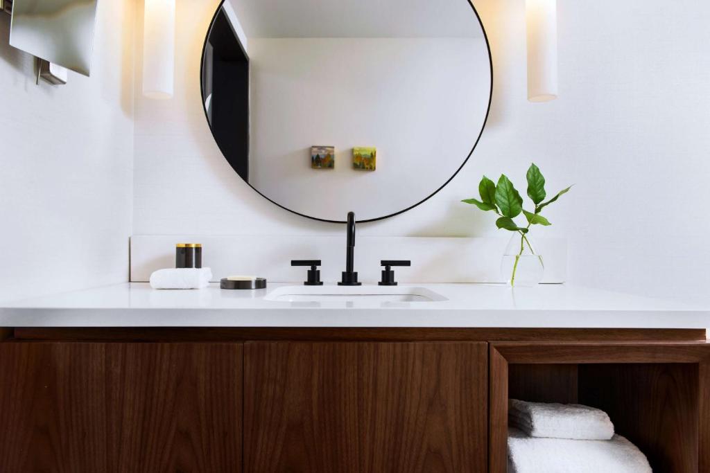 The Alexis Royal Sonesta Hotel Seattle photo
