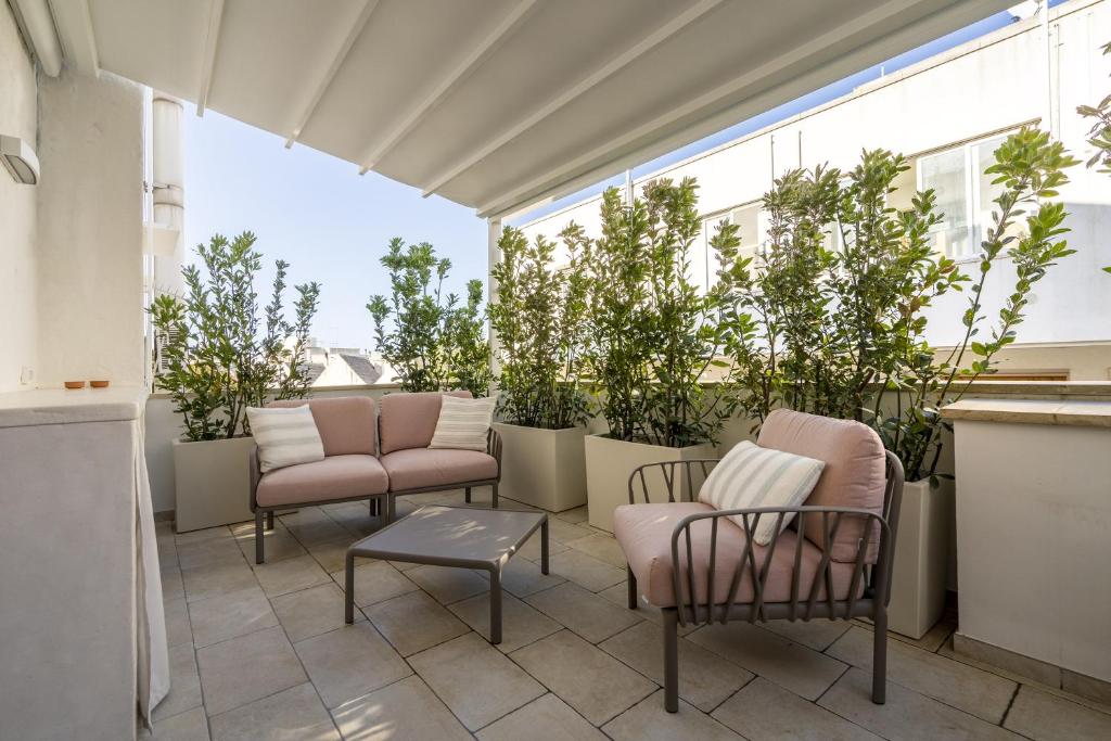 een balkon met stoelen en een tafel en planten bij Civico40 Suite in Locorotondo